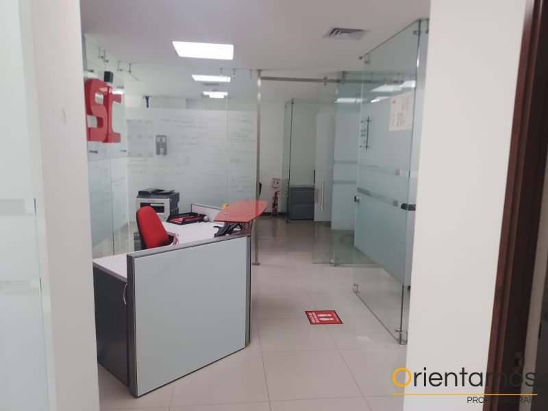 Oficina disponible para la venta en Medellín el codigo es 18537 foto numero 2
